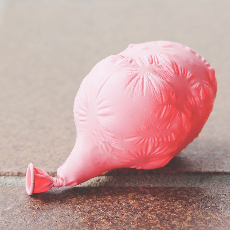 pink balloon half-blown, illustrating a bloated stomach